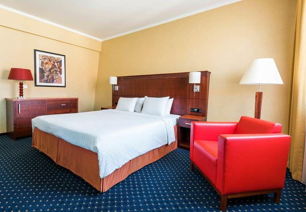 Courtyard By Marriott Prague City Экстерьер фото