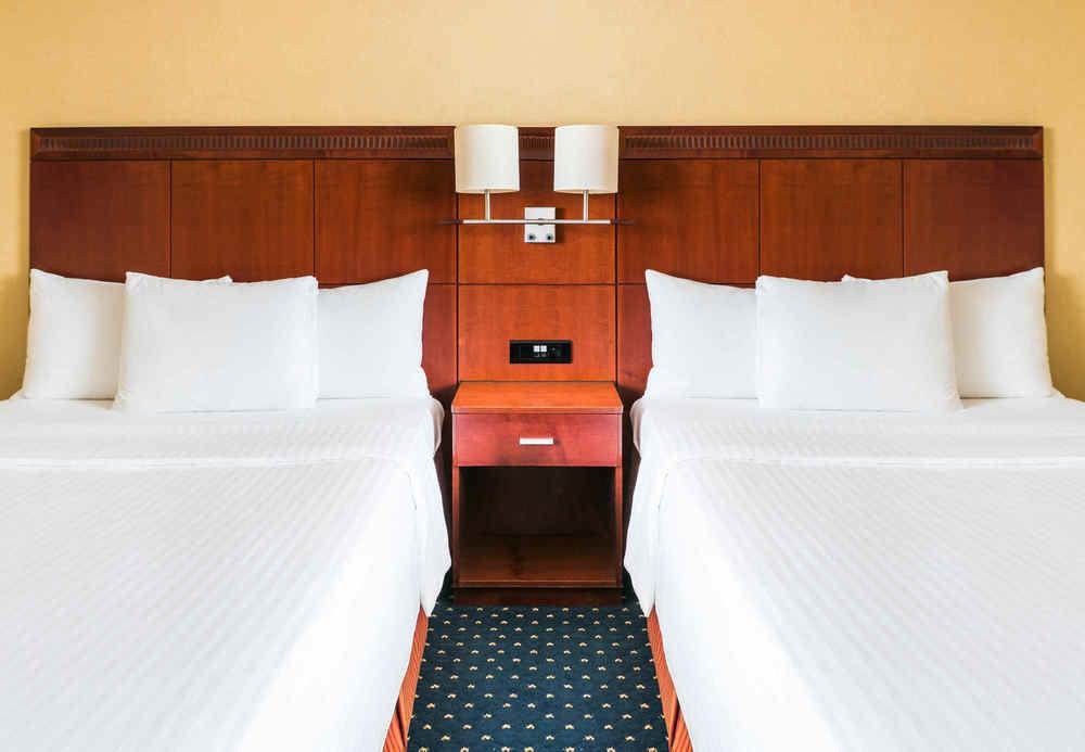 Courtyard By Marriott Prague City Экстерьер фото