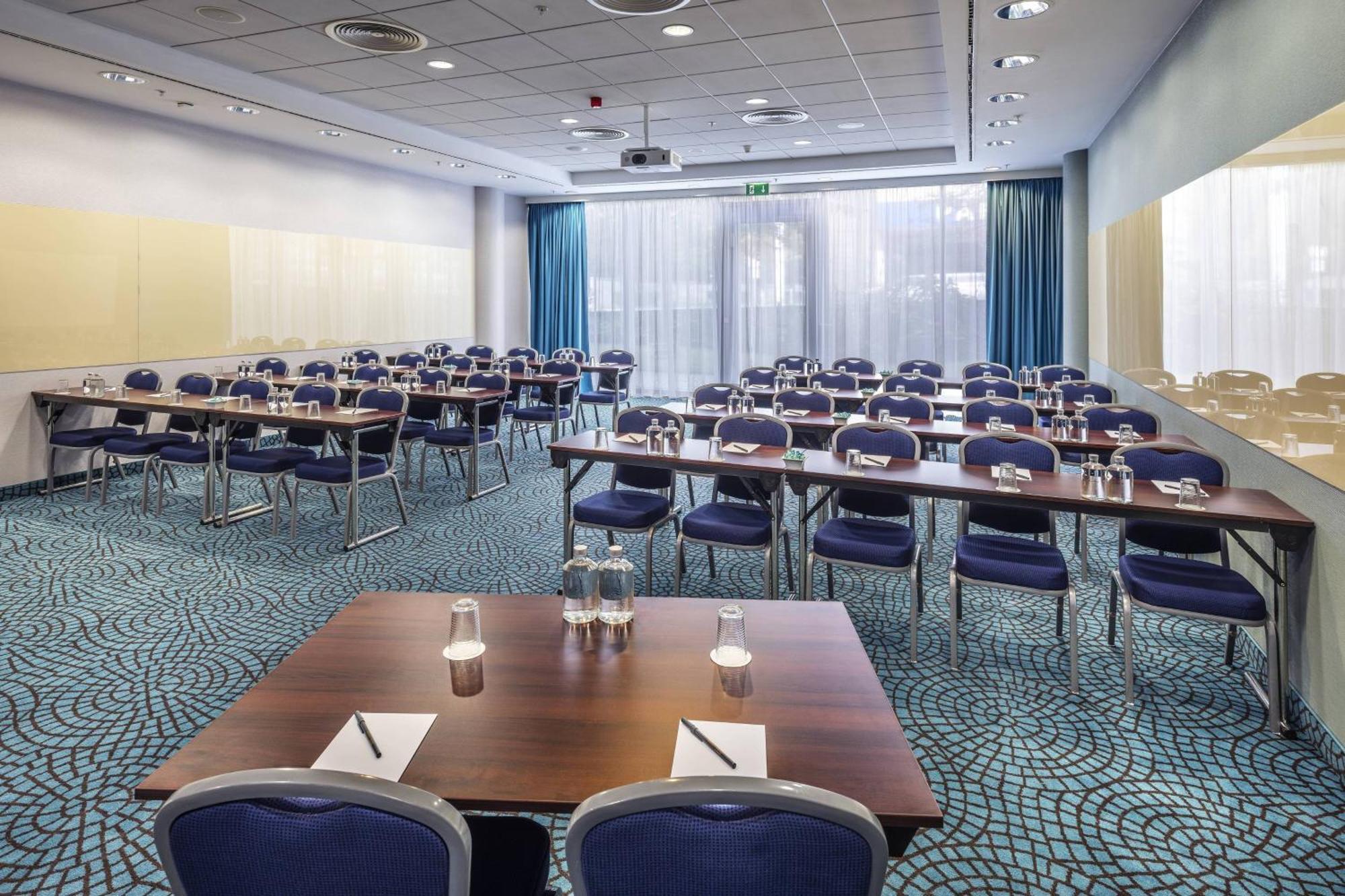 Courtyard By Marriott Prague City Бизнес фото