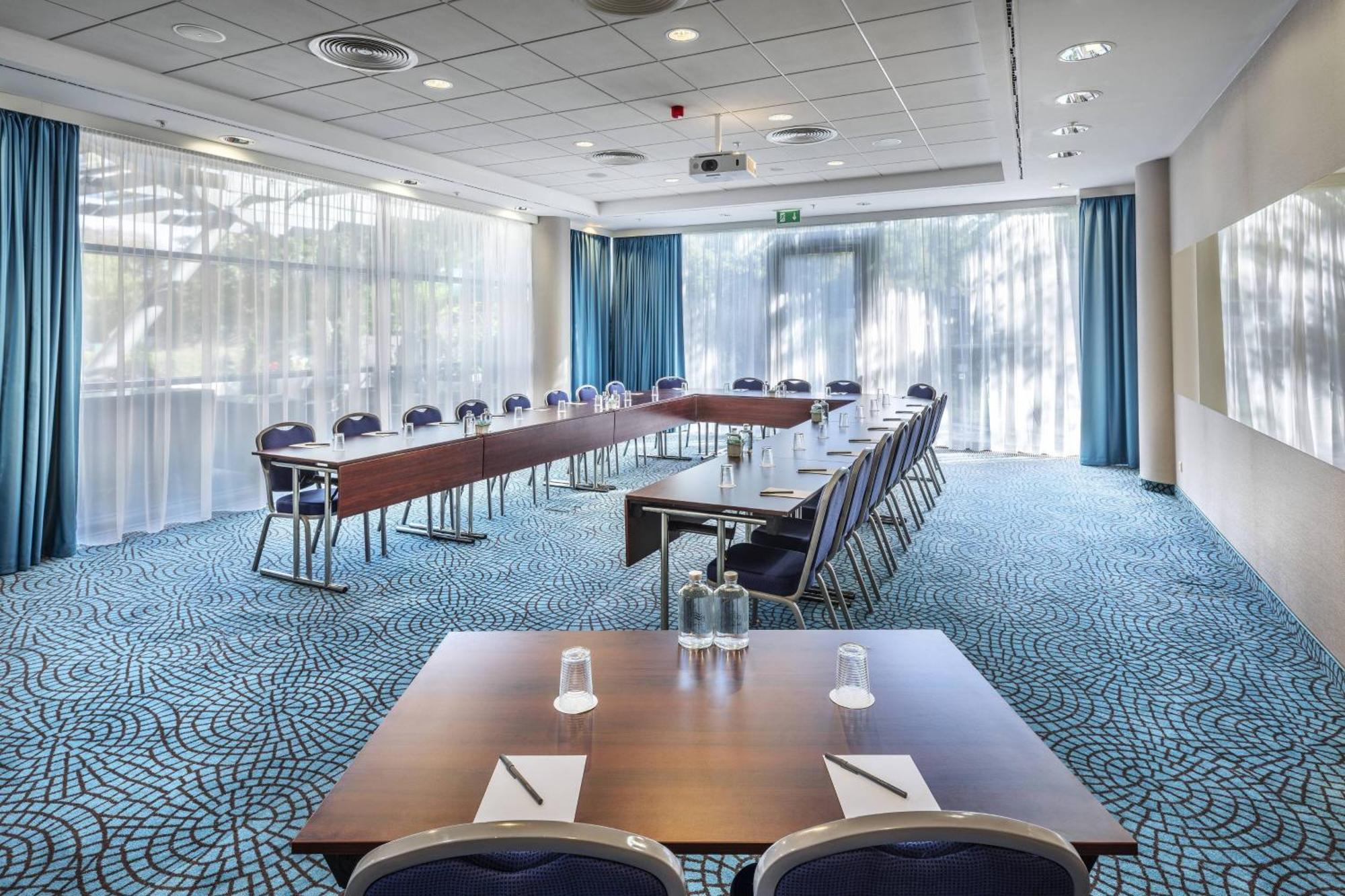 Courtyard By Marriott Prague City Бизнес фото