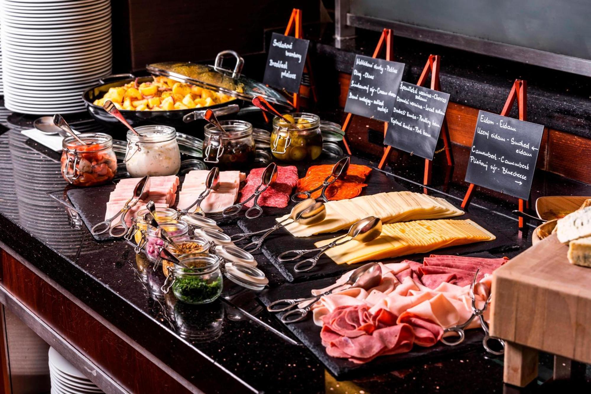 Courtyard By Marriott Prague City Ресторан фото
